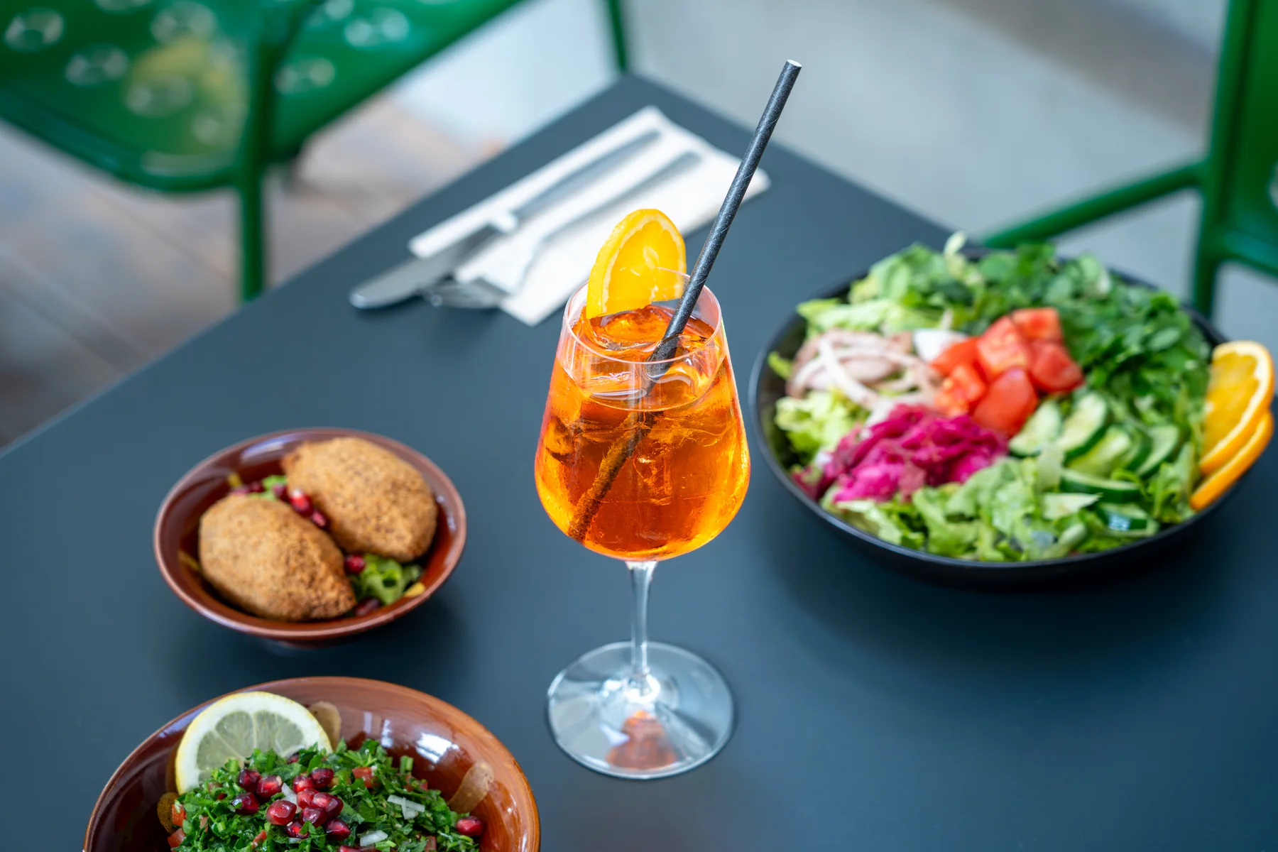 Verre en terrasse avec mezzés chez Palmyre