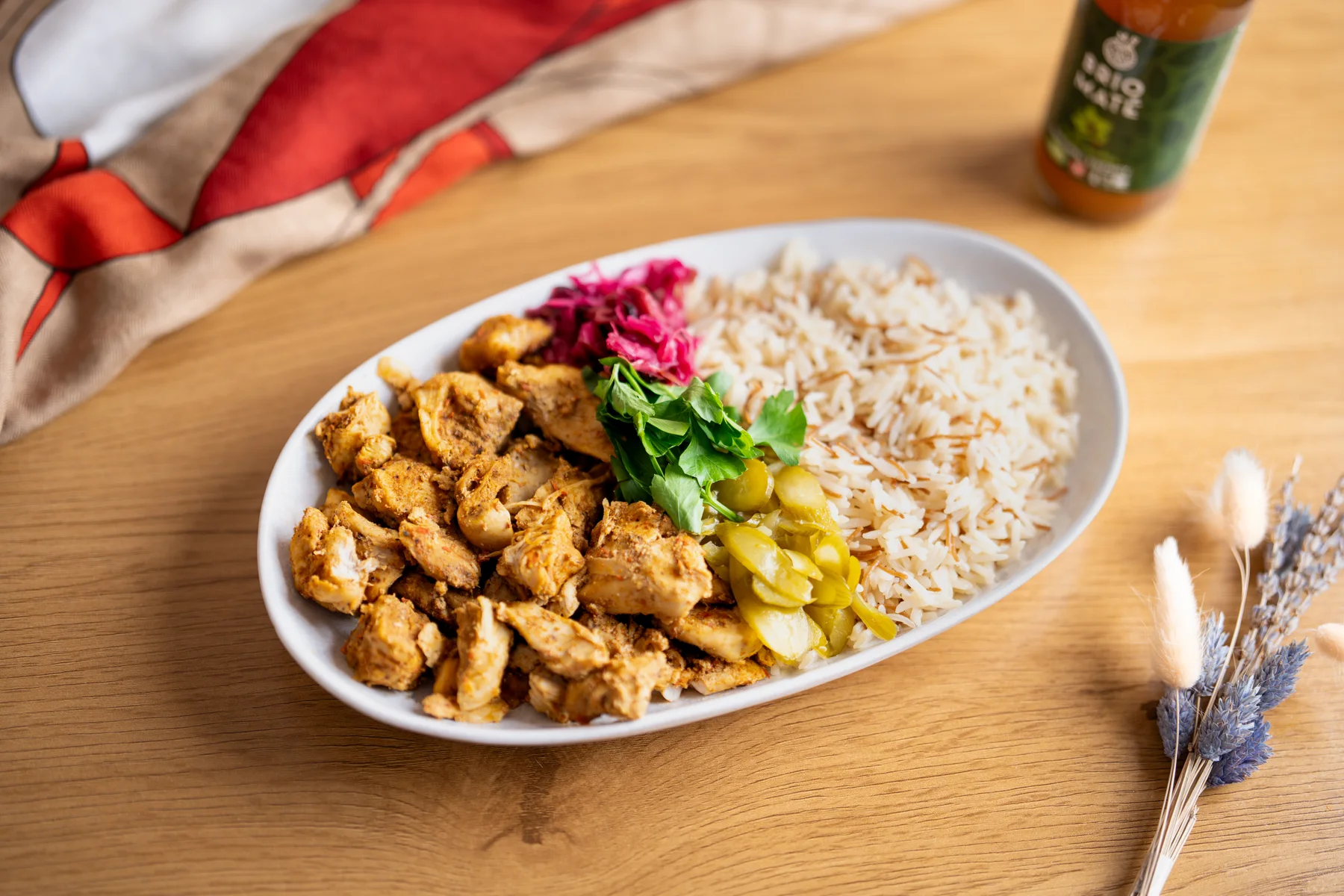 Assiette de poulet, riz et garnitures chez Palmyre