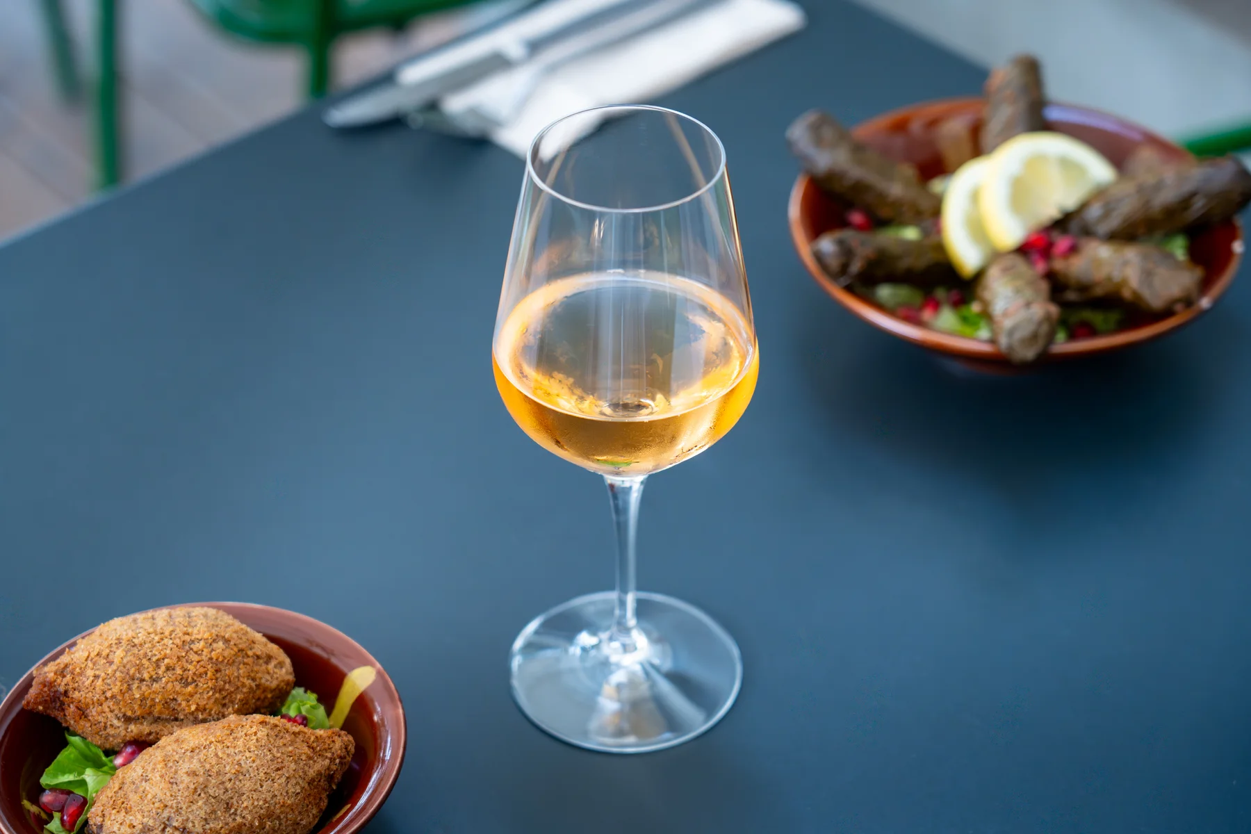 Vin blanc, falafels et assiette orientale chez Palmyre